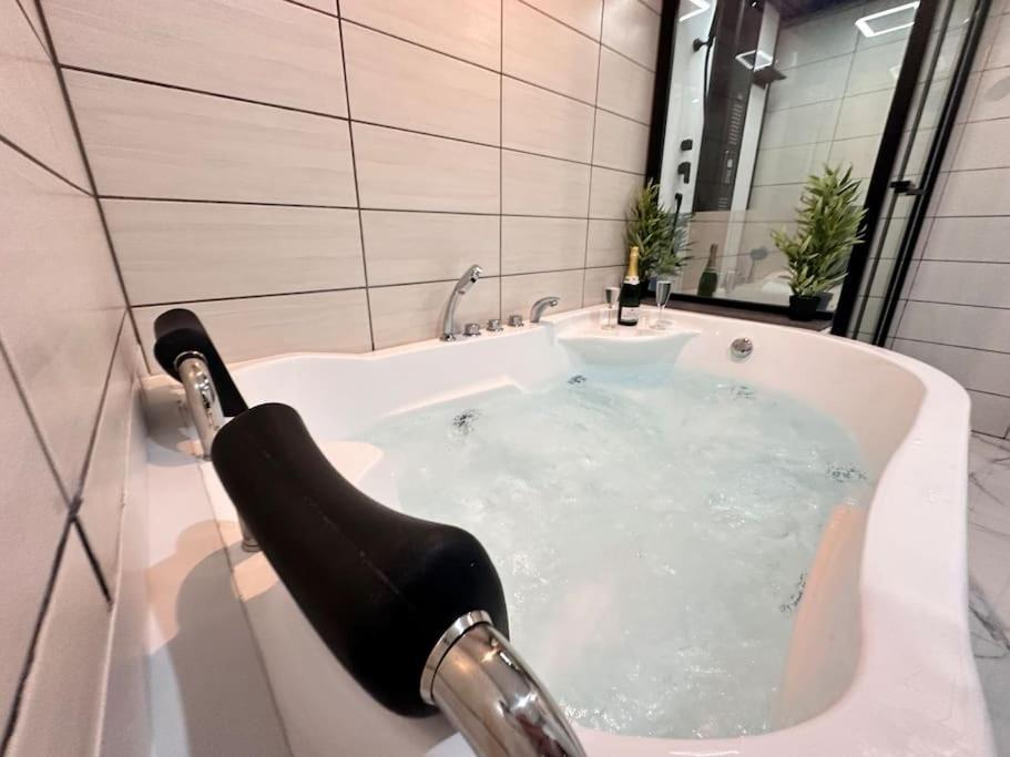 E Servagnat T3 Luxe Avec Sauna Jacuzzi Et Hammam Épernay Buitenkant foto