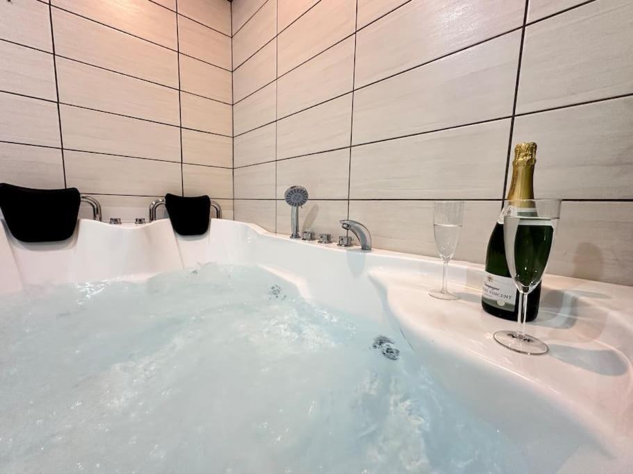E Servagnat T3 Luxe Avec Sauna Jacuzzi Et Hammam Épernay Buitenkant foto