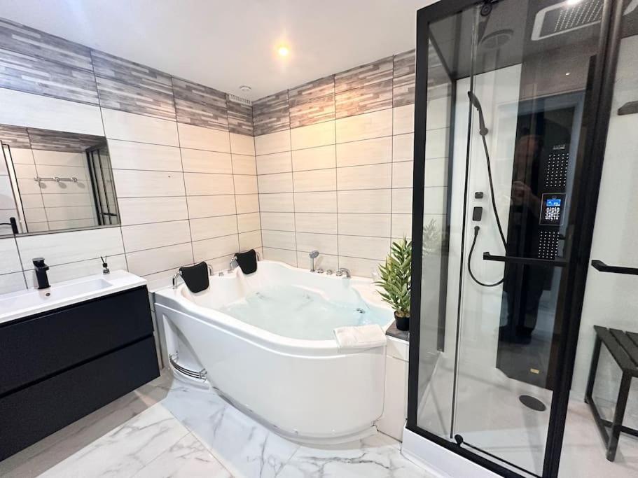 E Servagnat T3 Luxe Avec Sauna Jacuzzi Et Hammam Épernay Buitenkant foto